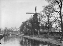 40514 Gezicht over de Stadsbuitengracht te Utrecht met rechts de molen De Meiboom op het Paardenveld; op de achtergrond ...